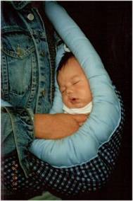 En lille fyr der sover trygt i sin Tikamak babyslynge. Man må gerne ligger rullet godt sammen når man er en baby