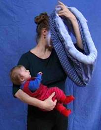 Sådan kan man holde barnet, mens man tager babyslyngen over hovedet